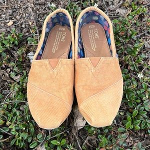 Woman’s Shoes, Toms Classic, Honey Tan, Size W7.5